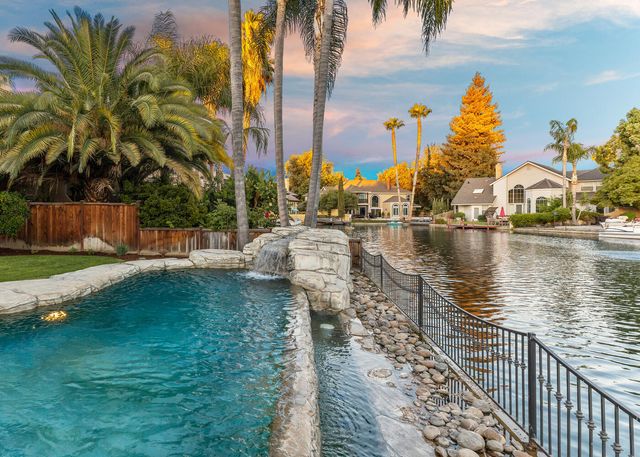 5721 W Prospect Drive, Visalia, CA 93291