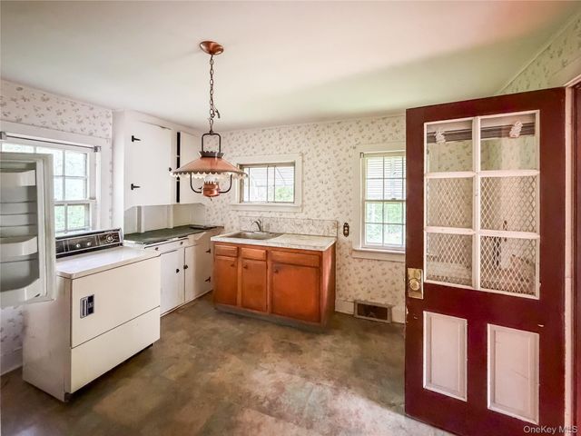 126 S Quaker Lane, Hyde Park, NY 12538