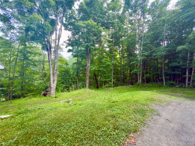 126 S Quaker Lane, Hyde Park, NY 12538