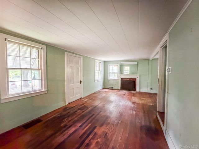 126 S Quaker Lane, Hyde Park, NY 12538