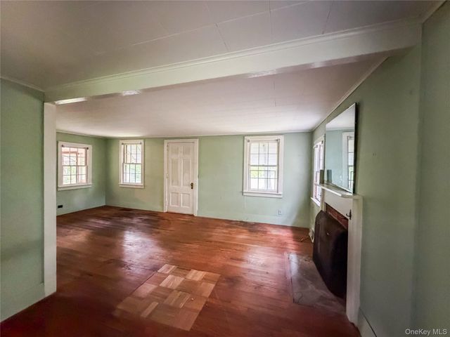 126 S Quaker Lane, Hyde Park, NY 12538