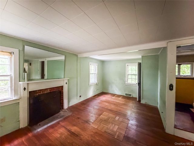126 S Quaker Lane, Hyde Park, NY 12538