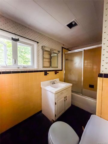 126 S Quaker Lane, Hyde Park, NY 12538
