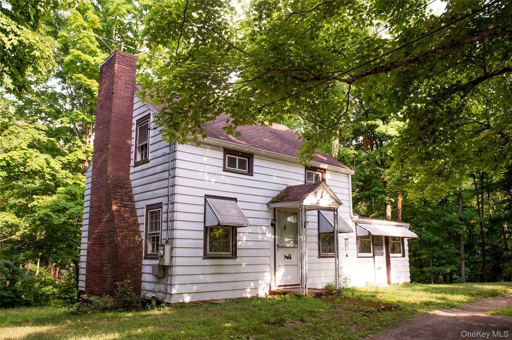126 S Quaker Lane, Hyde Park, NY 12538
