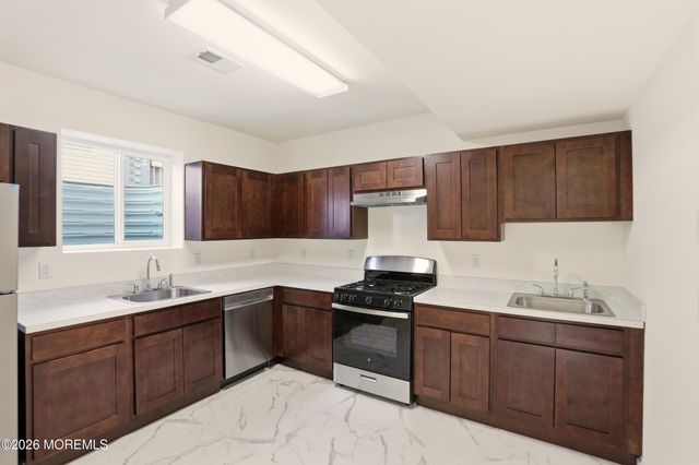 18 Yehuda Way, Lakewood, NJ 08701