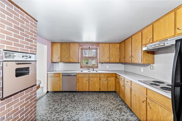 2301 Hillwood Street, Magnolia, OH 44643