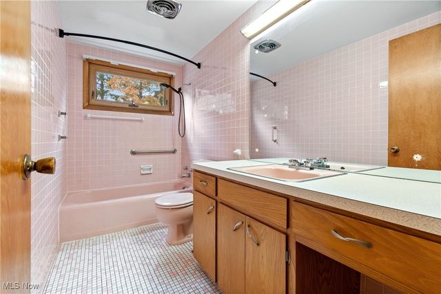 2301 Hillwood Street, Magnolia, OH 44643