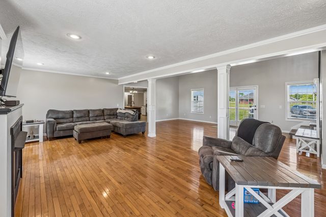 2916 Galen Rd, Lafayette, TN 37083