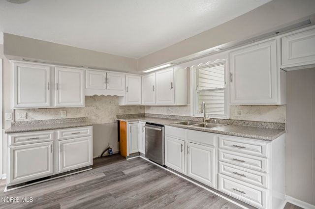 1466 Sunshine Street, Oregon, OH 43616