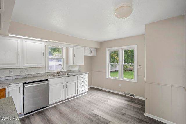1466 Sunshine Street, Oregon, OH 43616