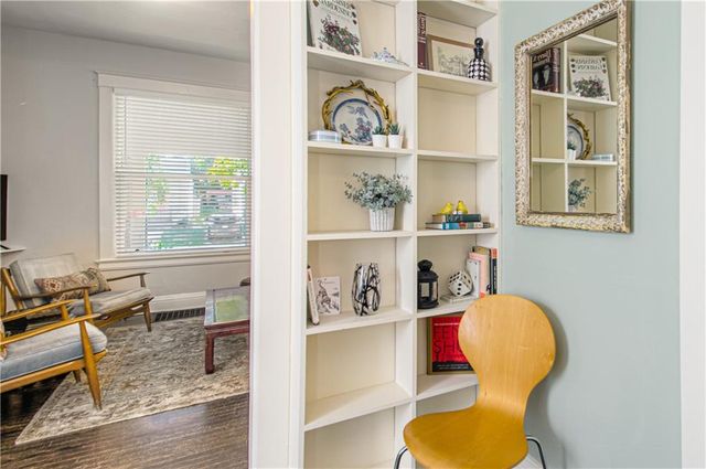 4217 Oak Street, Kansas City, MO 64111