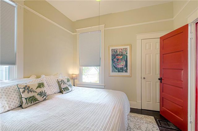 4217 Oak Street, Kansas City, MO 64111