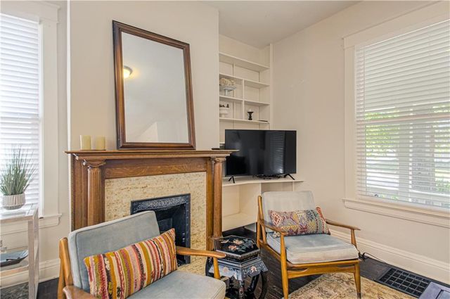 4217 Oak Street, Kansas City, MO 64111