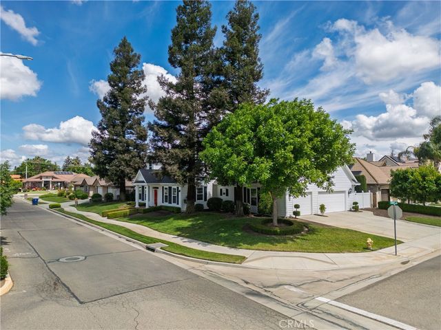 575 Woodlands, Madera, CA 93637