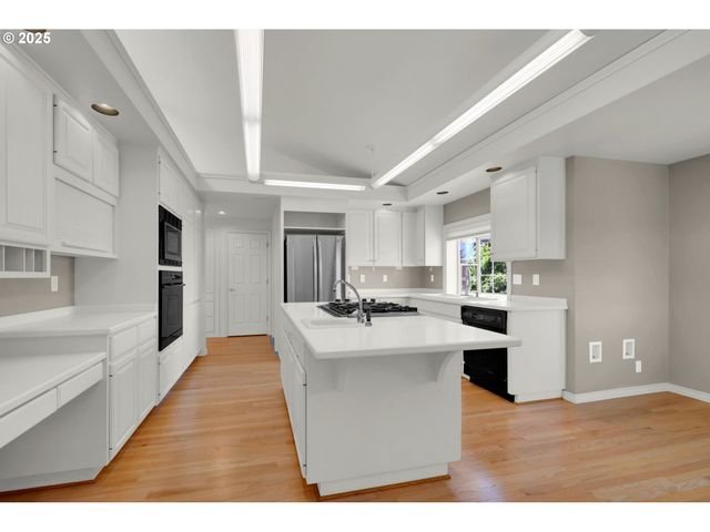 410 SPYGLASS Dr, Eugene, OR 97401