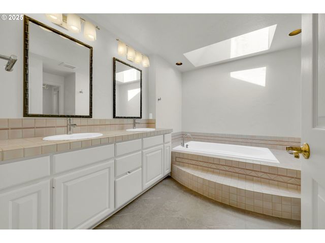 410 SPYGLASS Dr, Eugene, OR 97401