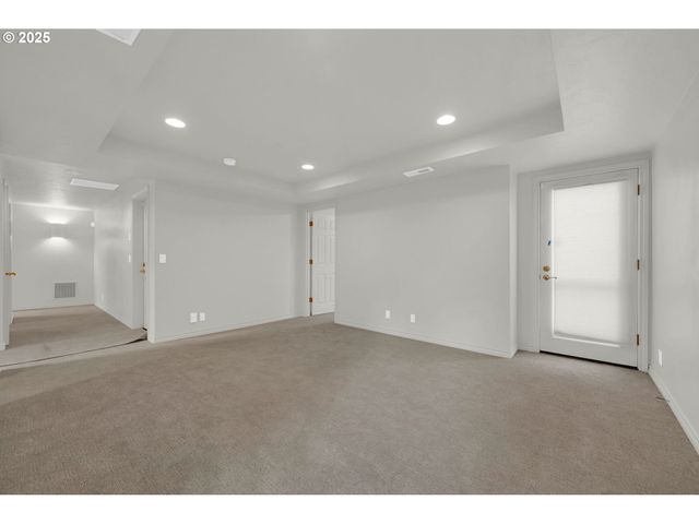 410 SPYGLASS Dr, Eugene, OR 97401