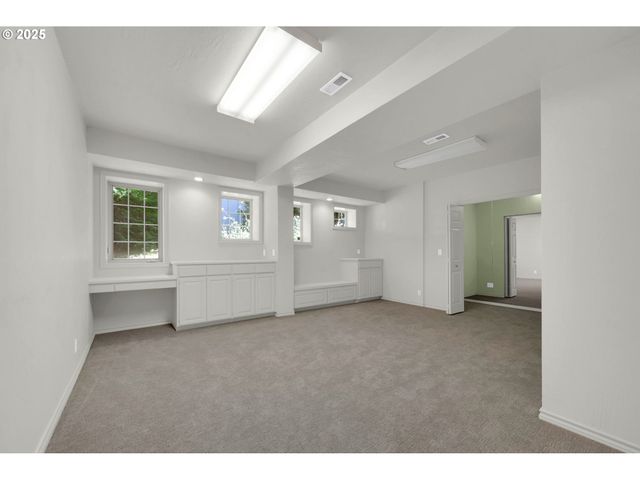 410 SPYGLASS Dr, Eugene, OR 97401