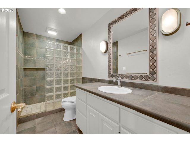 410 SPYGLASS Dr, Eugene, OR 97401