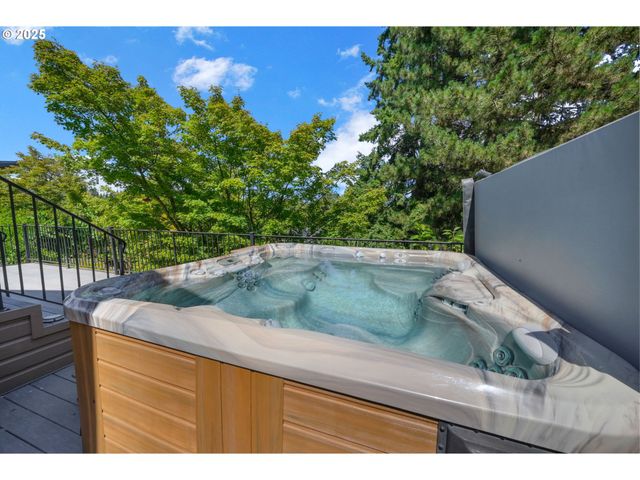 410 SPYGLASS Dr, Eugene, OR 97401