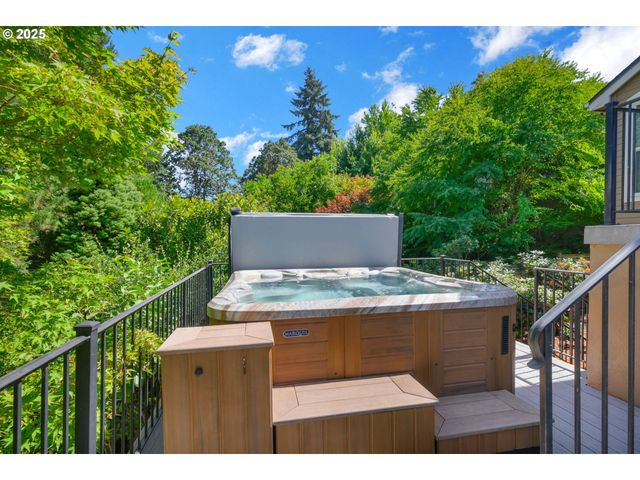 410 SPYGLASS Dr, Eugene, OR 97401