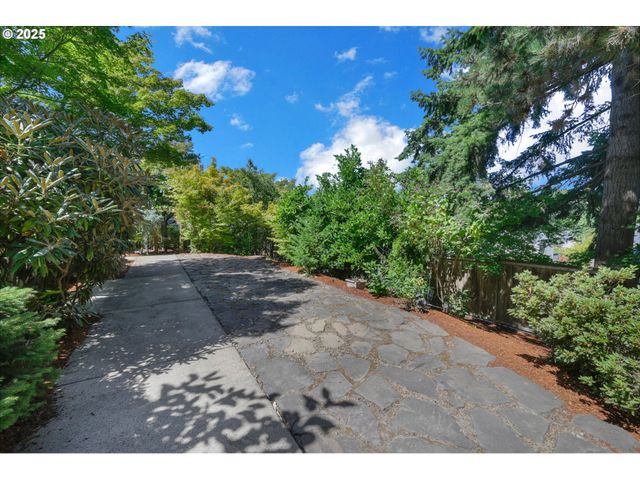 410 SPYGLASS Dr, Eugene, OR 97401