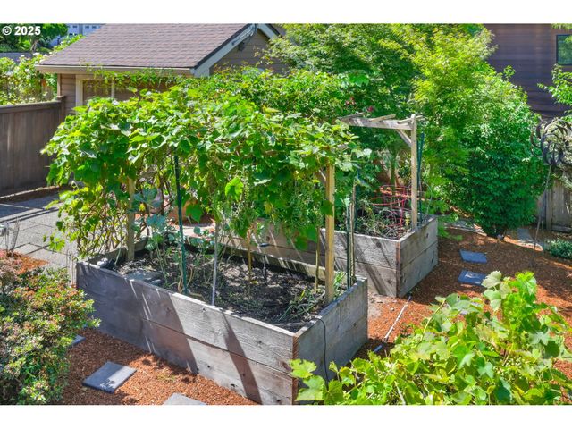 410 SPYGLASS Dr, Eugene, OR 97401