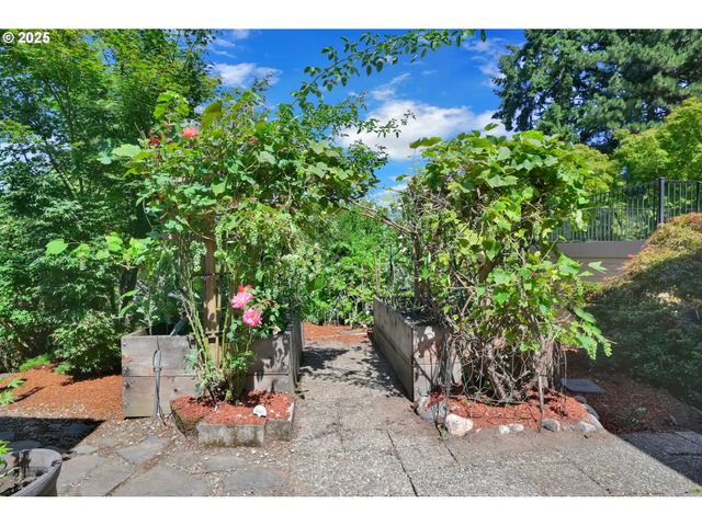 410 SPYGLASS Dr, Eugene, OR 97401