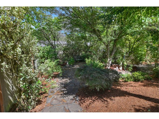 410 SPYGLASS Dr, Eugene, OR 97401