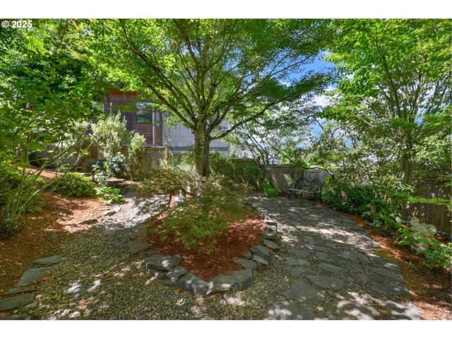 410 SPYGLASS Dr, Eugene, OR 97401