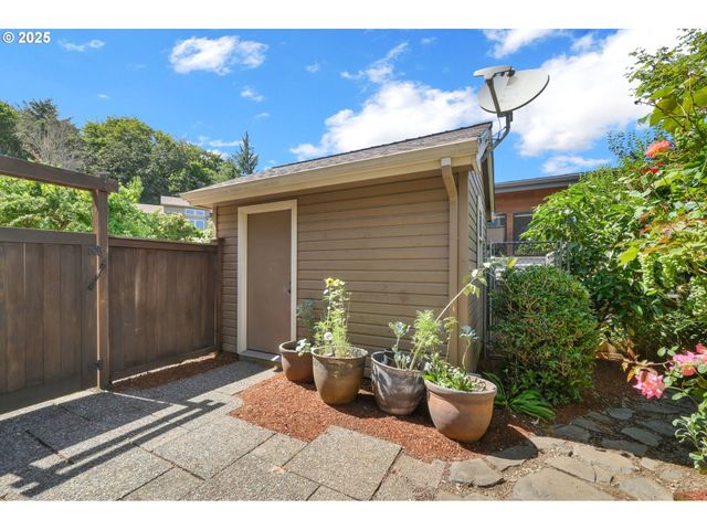 410 SPYGLASS Dr, Eugene, OR 97401