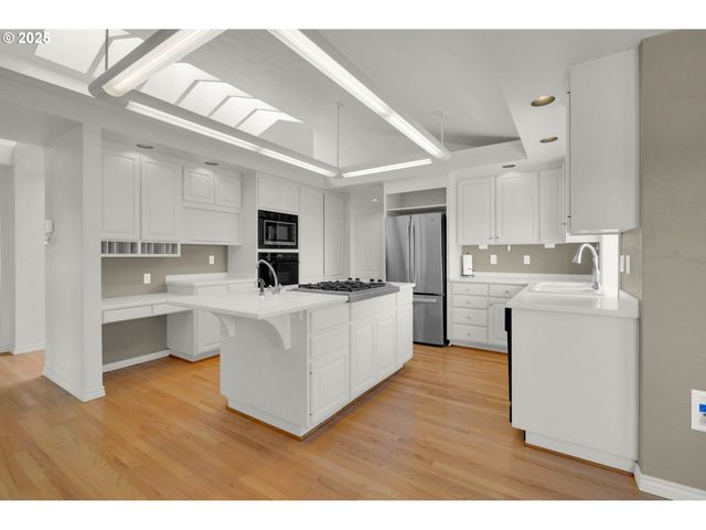 410 SPYGLASS Dr, Eugene, OR 97401