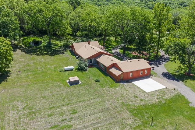 17347 242nd Street, Tonganoxie, KS 66086