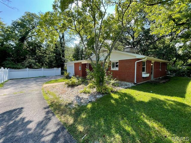 2131 Hill Crest Drive, Highland, IL 62249
