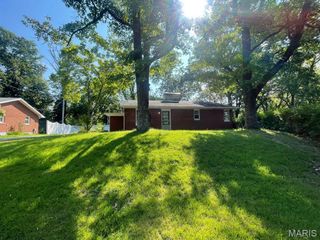 2131 Hill Crest Drive, Highland, IL 62249