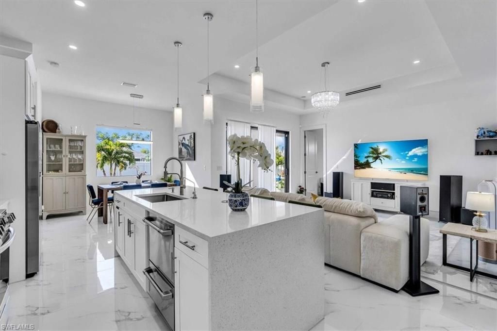 Image 15 of property listing at 116 SE 5th PL, Cape Coral, FL 33990