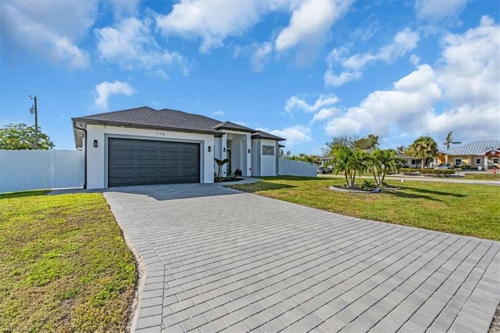 Image 4 of property listing at 116 SE 5th PL, Cape Coral, FL 33990