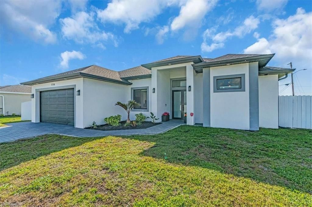 Image 6 of property listing at 116 SE 5th PL, Cape Coral, FL 33990