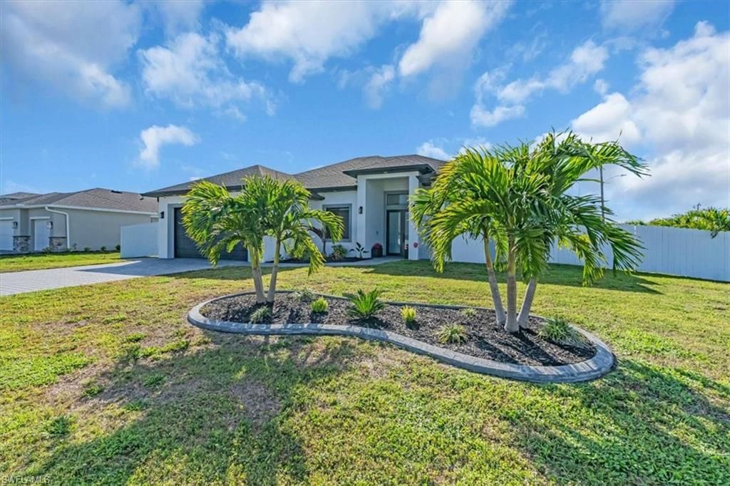 Image 7 of property listing at 116 SE 5th PL, Cape Coral, FL 33990