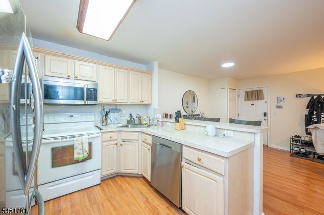 10 Parkside Ct, Wayne Twp., NJ 07470