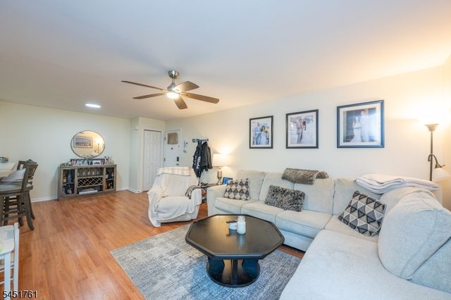 10 Parkside Ct, Wayne Twp., NJ 07470