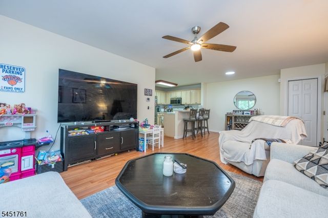 10 Parkside Ct, Wayne Twp., NJ 07470