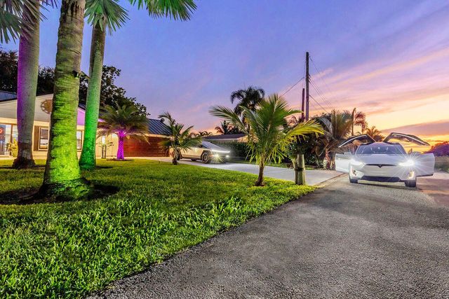 2024 PALMETTO Road, West Palm Beach, FL 33406