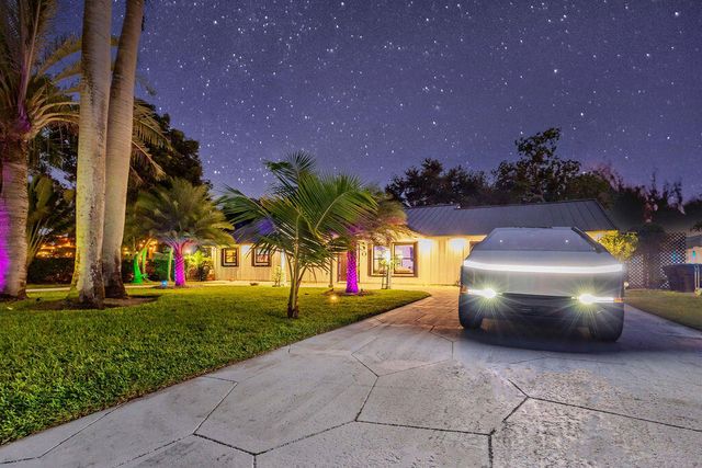 2024 PALMETTO Road, West Palm Beach, FL 33406