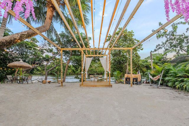 2024 PALMETTO Road, West Palm Beach, FL 33406