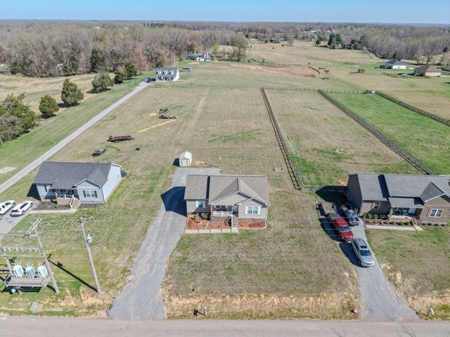 451 James Whitefield Rd, Bethpage, TN 37022