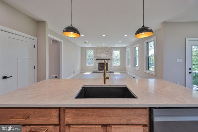 4740 HILLCREST LN, Whitehall, PA 18052