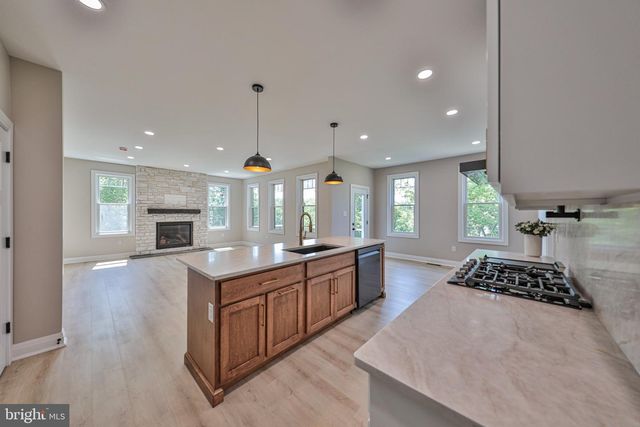 4740 HILLCREST LN, Whitehall, PA 18052