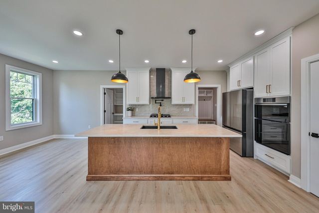 4740 HILLCREST LN, Whitehall, PA 18052