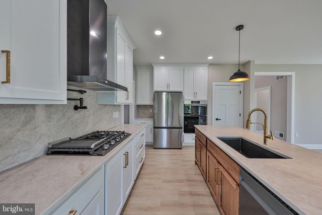 4740 HILLCREST LN, Whitehall, PA 18052